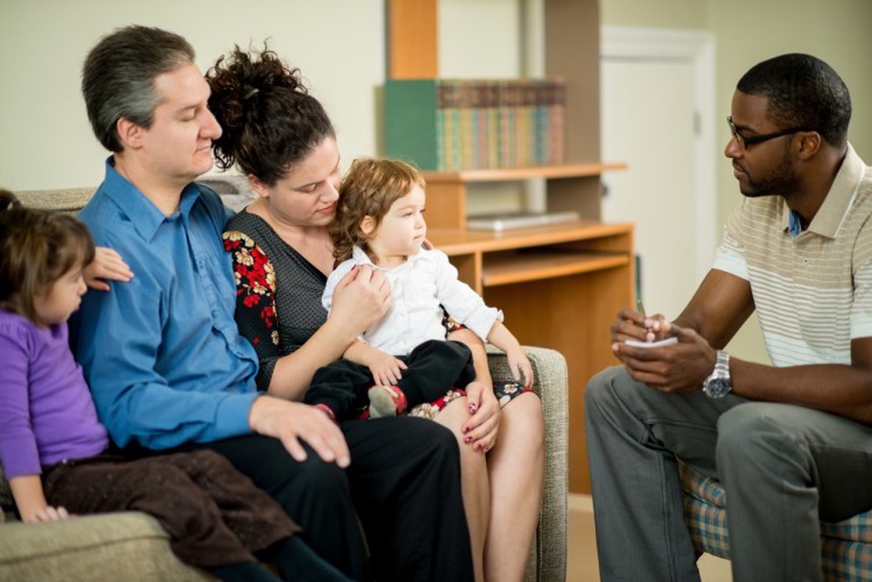 A social and community service manager interviews a family.